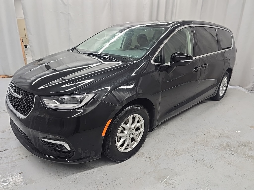 Used 2023 Chrysler Pacifica Touring L Minivan/Van