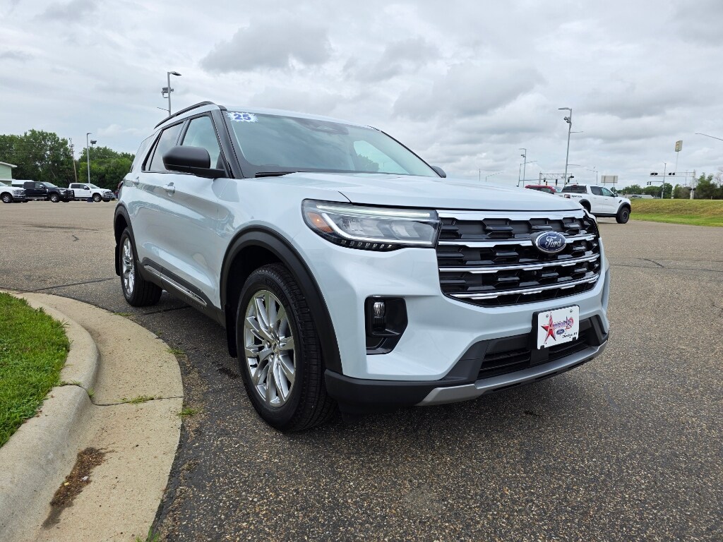 2025 Ford Explorer photo 2