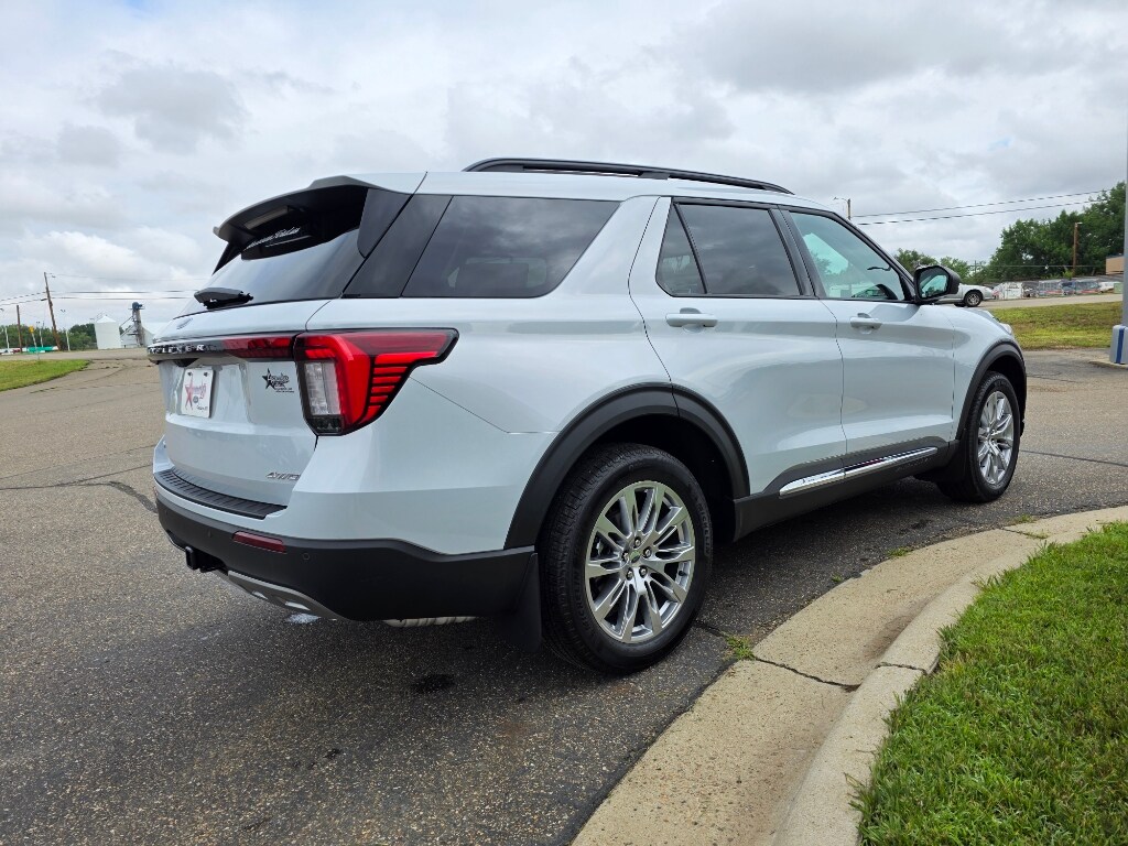 2025 Ford Explorer photo 3