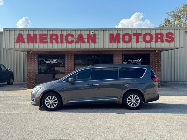 2017 Chrysler Pacifica Touring-L's photo