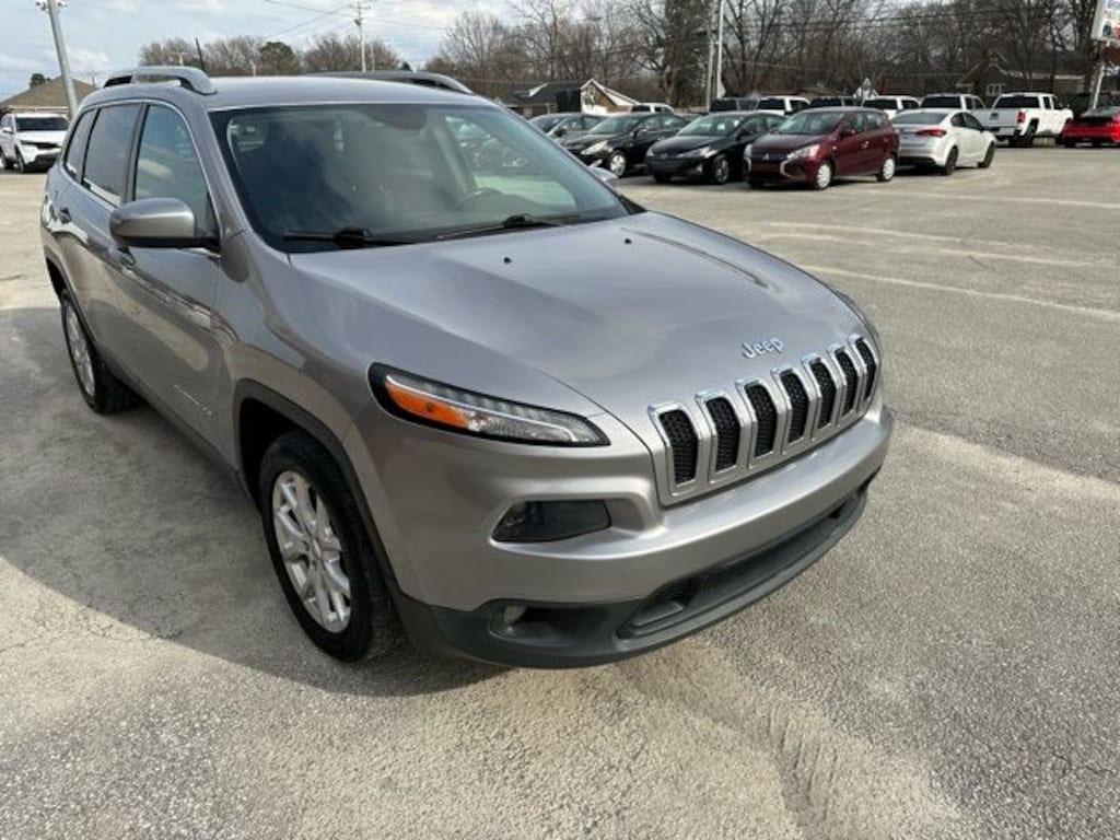 Used 2018 Jeep Cherokee Latitude FWD SUV