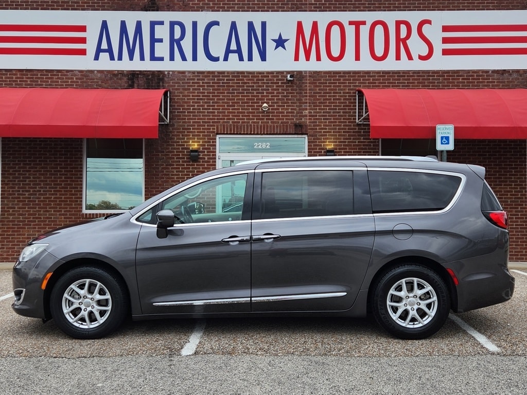 2020 Chrysler Pacifica Touring L's photo