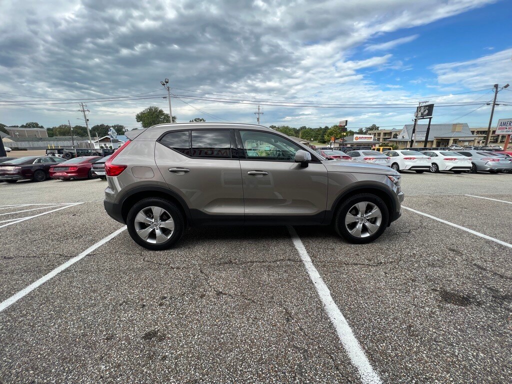 2022 Volvo XC40 Momentum photo 3