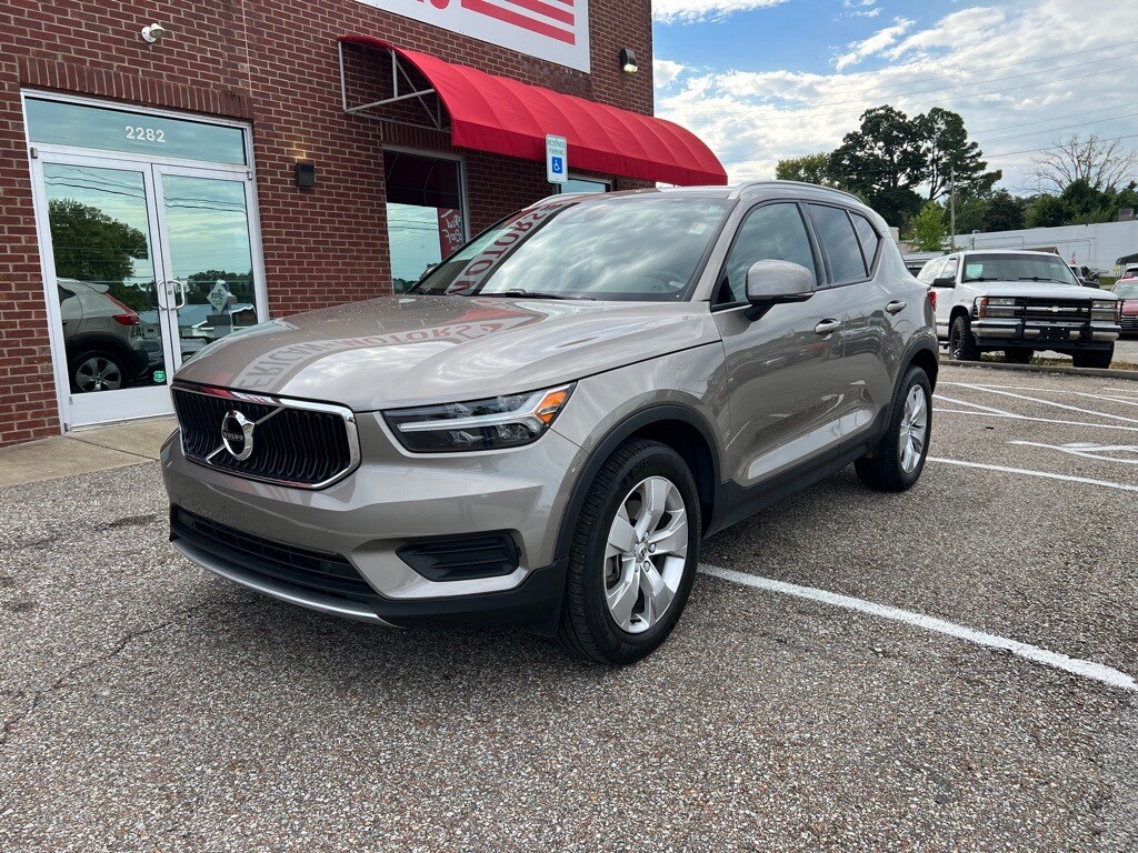 2022 Volvo XC40 Momentum photo 2