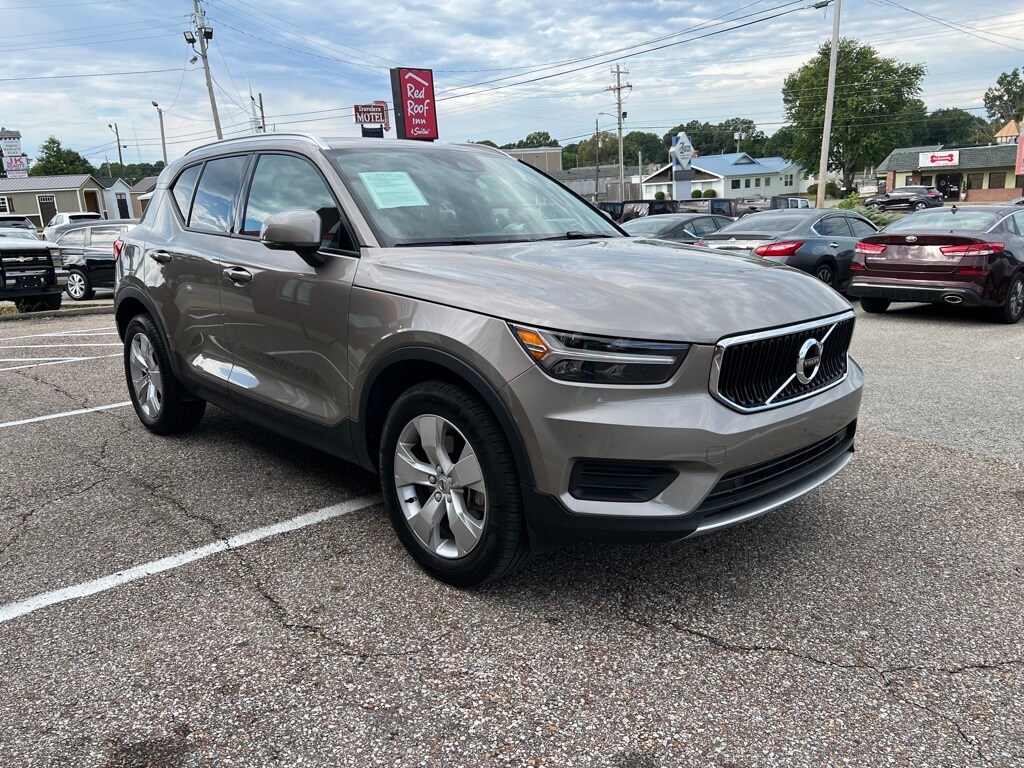 2022 Volvo XC40 Momentum photo 4