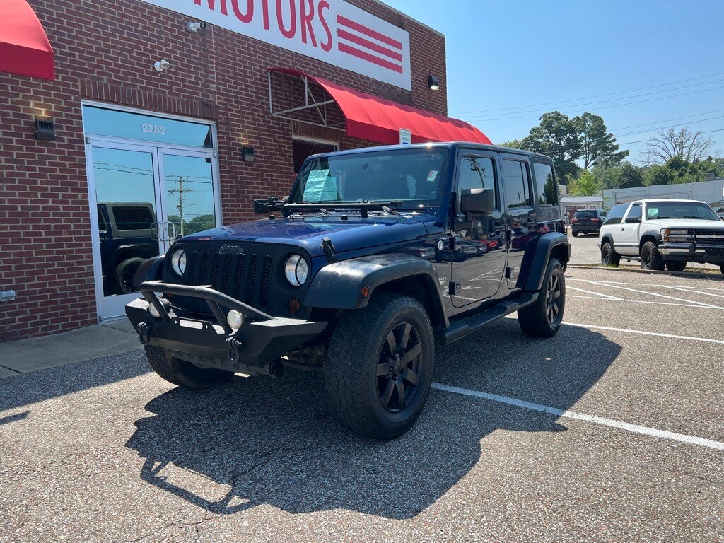 2013 Jeep Wrangler Unlimited Sahara photo 2