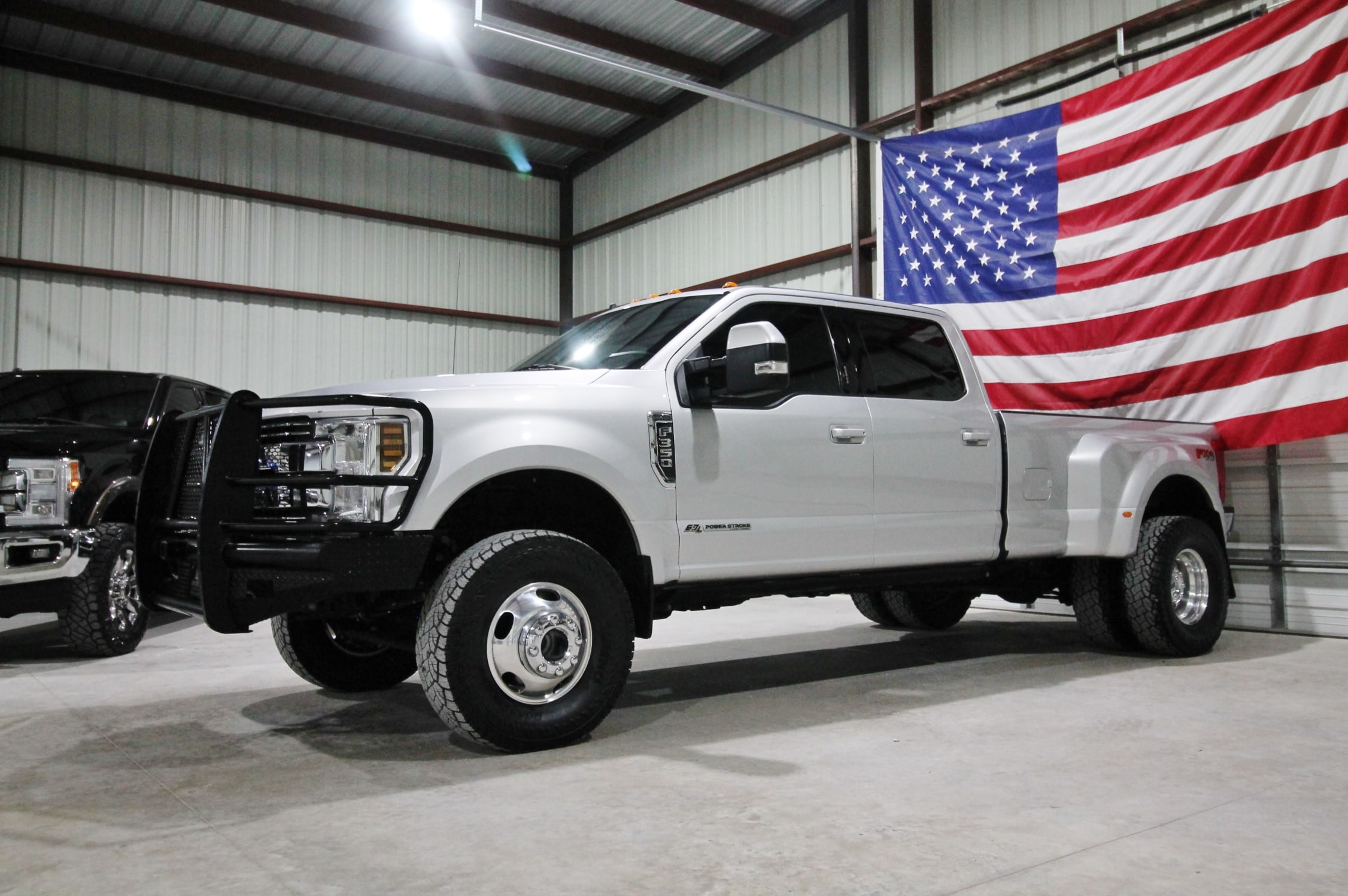2019 Ford F-350 Super Duty Lariat's photo