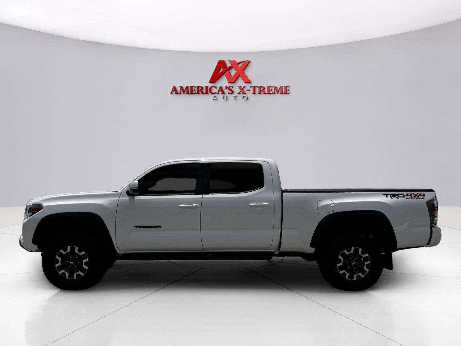 2023 Toyota Tacoma TRD V6 photo 2