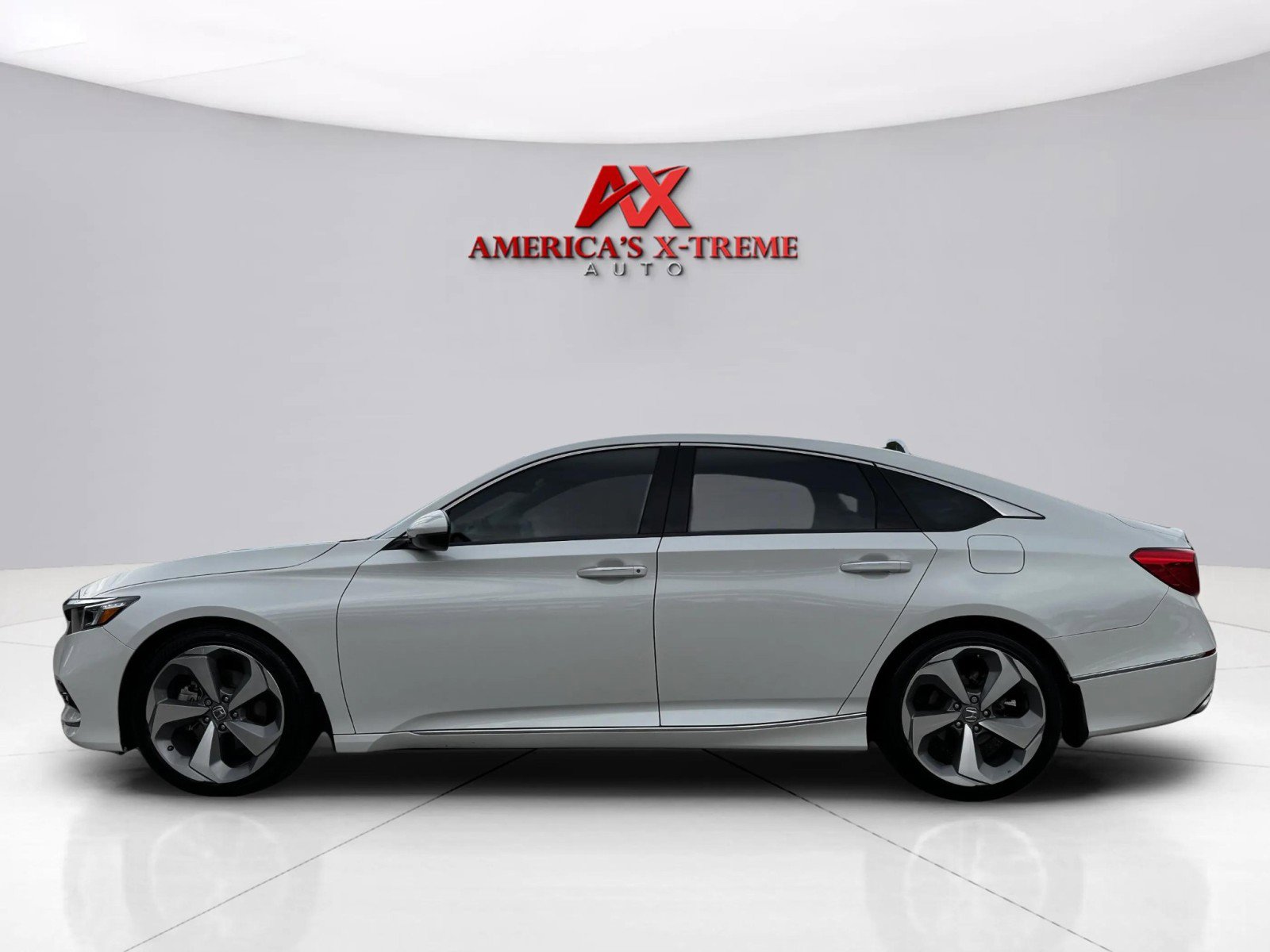 2018 Honda Accord Touring 2.0T photo 2