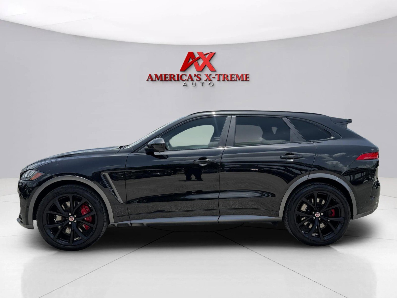 2019 Jaguar F-PACE SVR photo 2