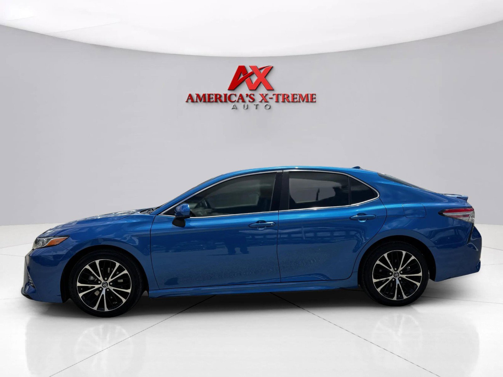 2019 Toyota Camry SE photo 2