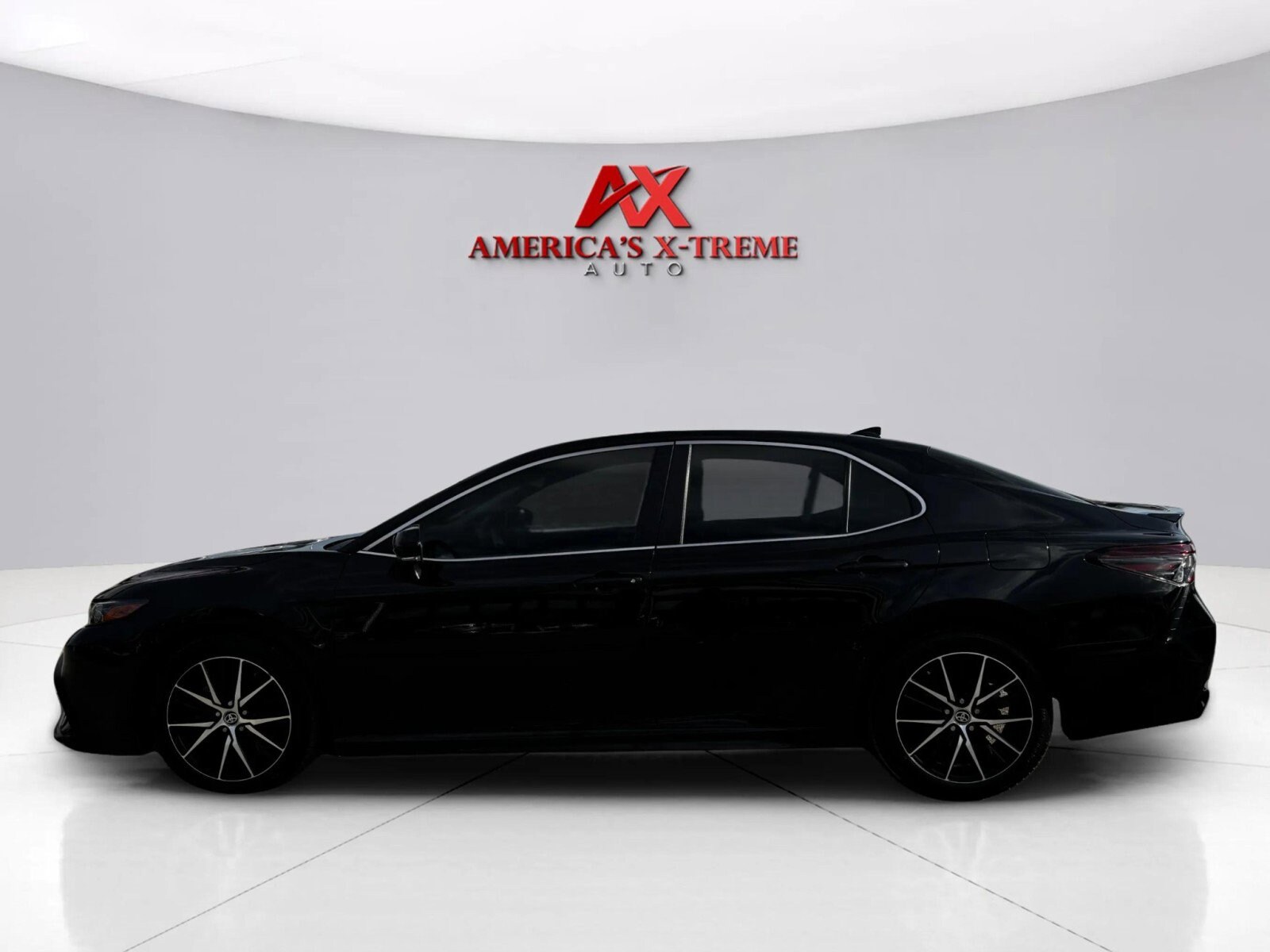 2022 Toyota Camry SE photo 2