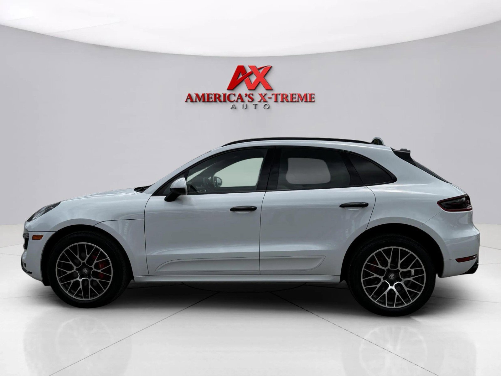 2017 Porsche Macan Turbo photo 2