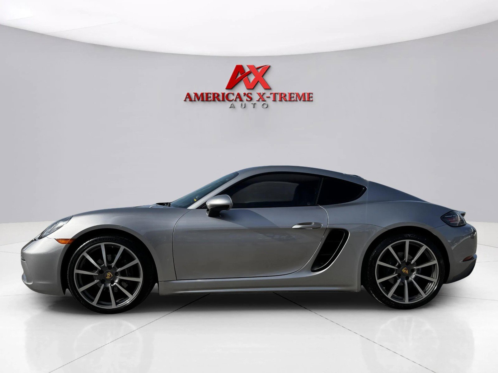 2018 Porsche Cayman Base photo 2