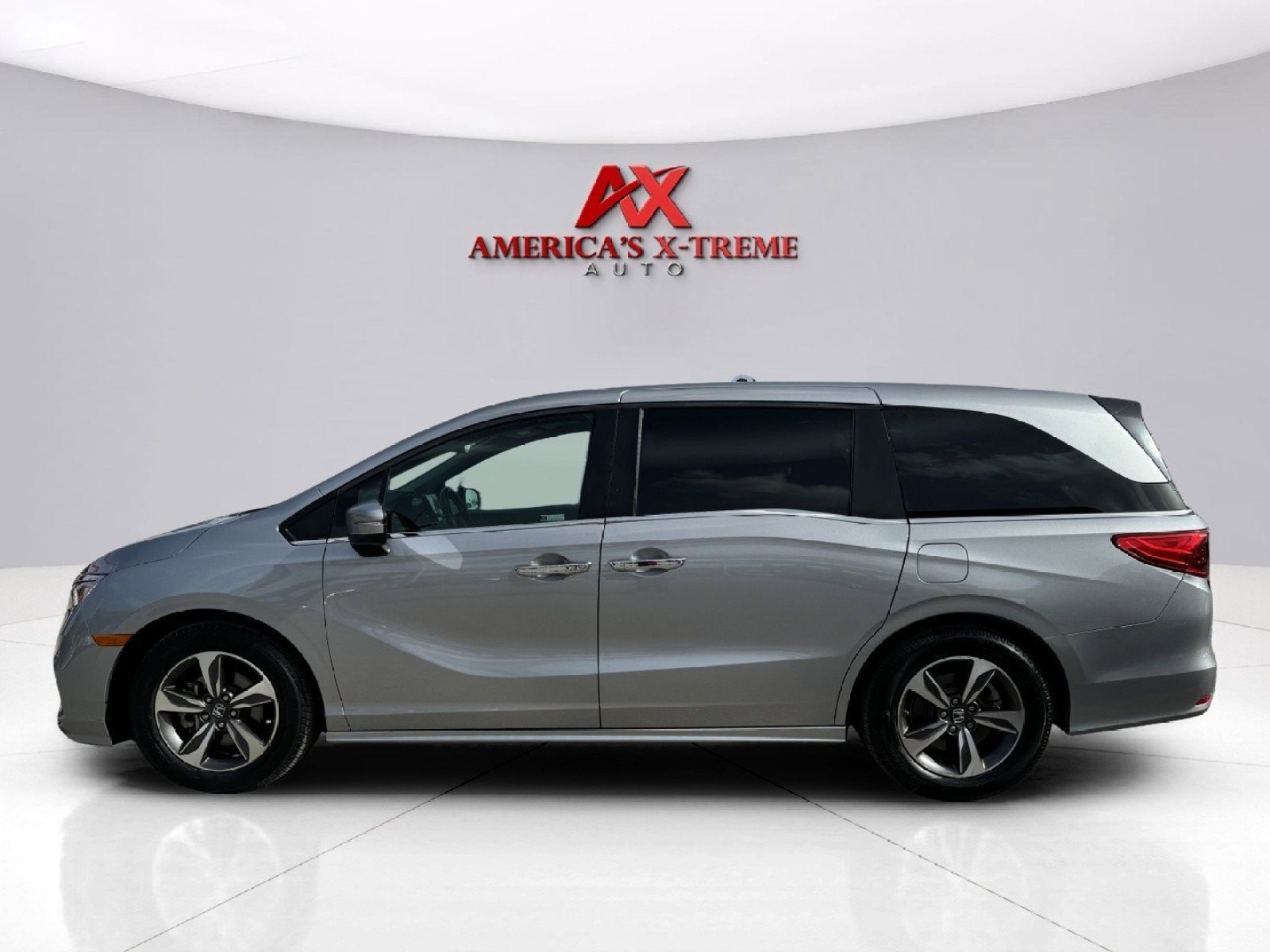 2019 Honda Odyssey Touring photo 2