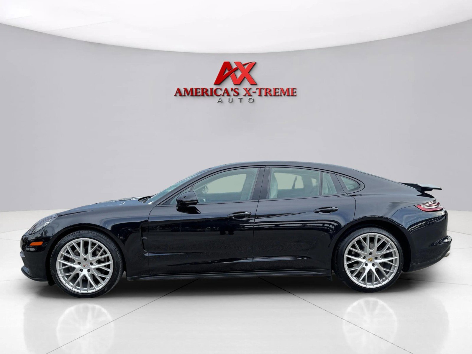 2017 Porsche Panamera Base photo 2