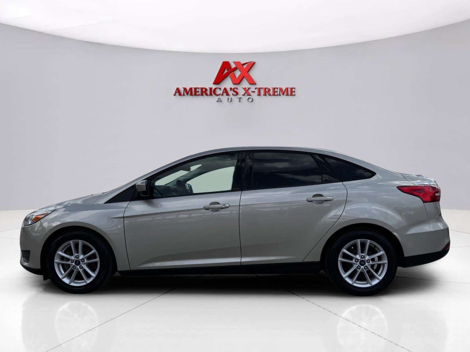 2018 Ford Focus SE photo 2