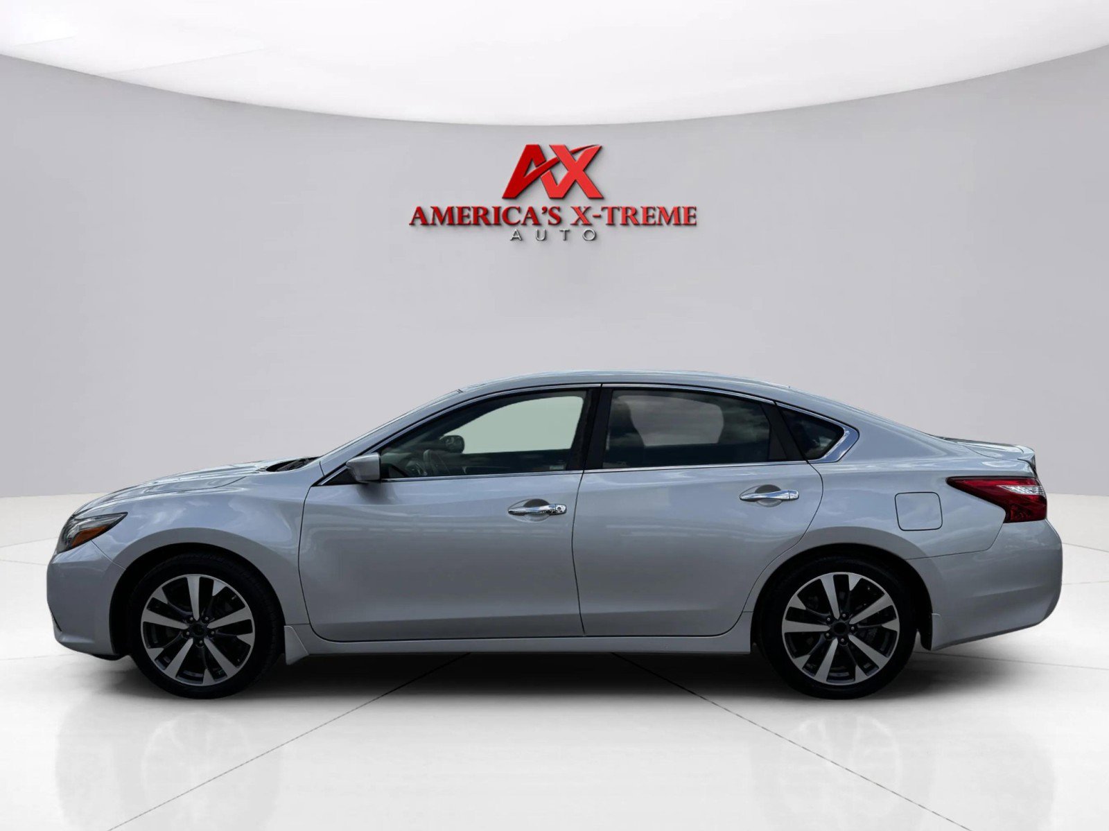 2017 Nissan Altima 2.5 SR photo 2