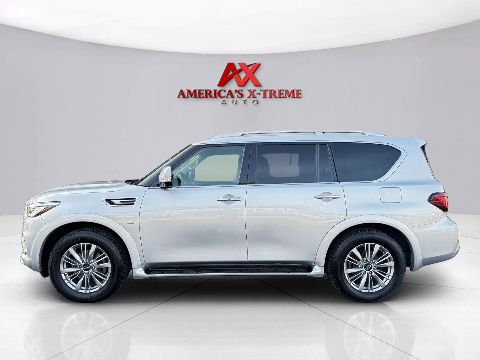2018 Infiniti QX80 photo 2