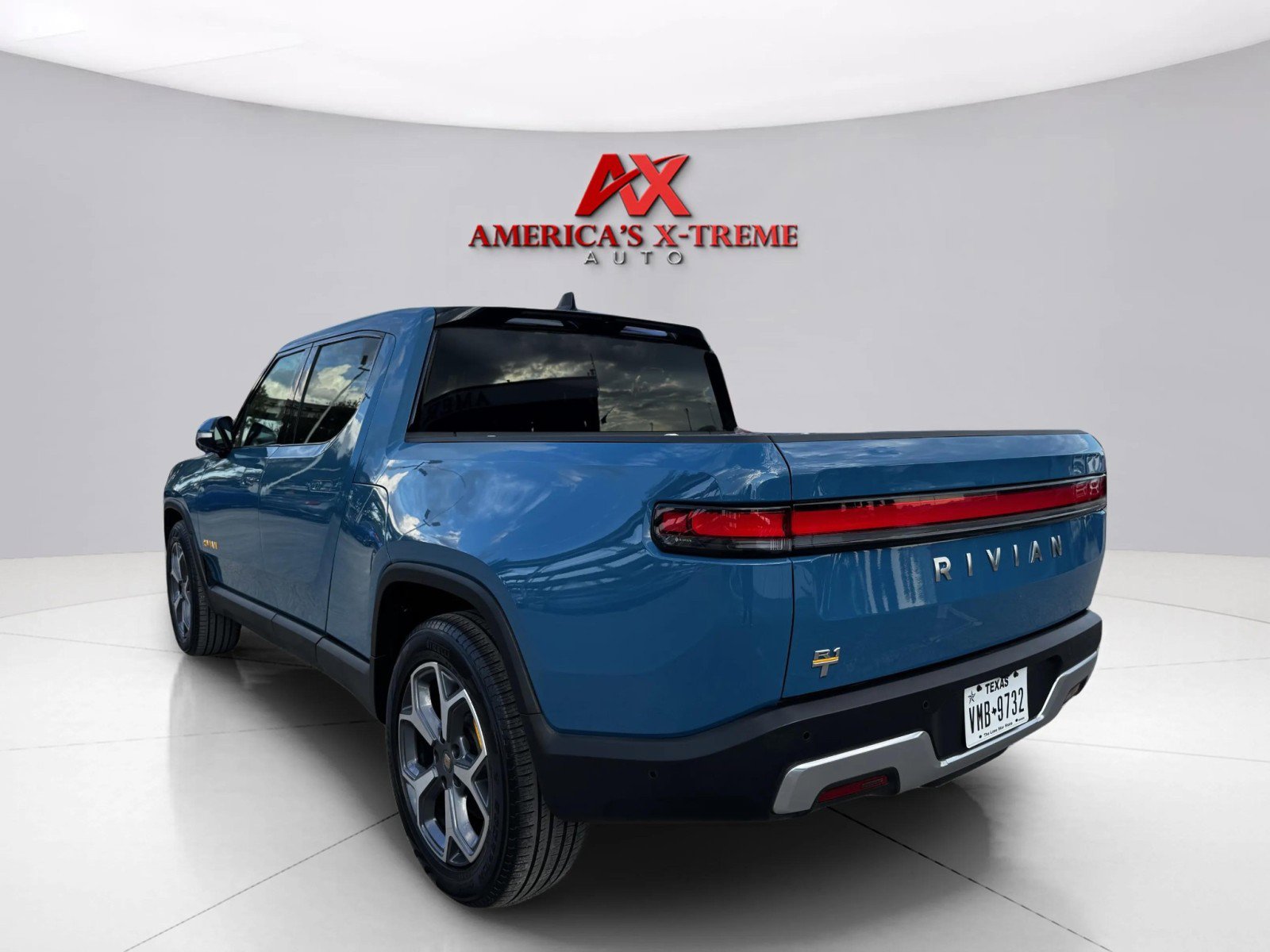 2022 Rivian R1T Adventure photo 2