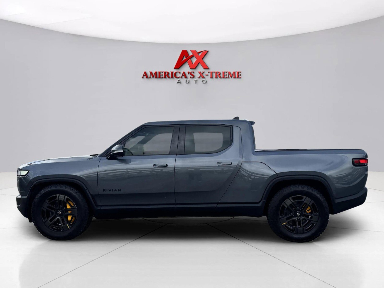 2022 Rivian R1T Adventure photo 2