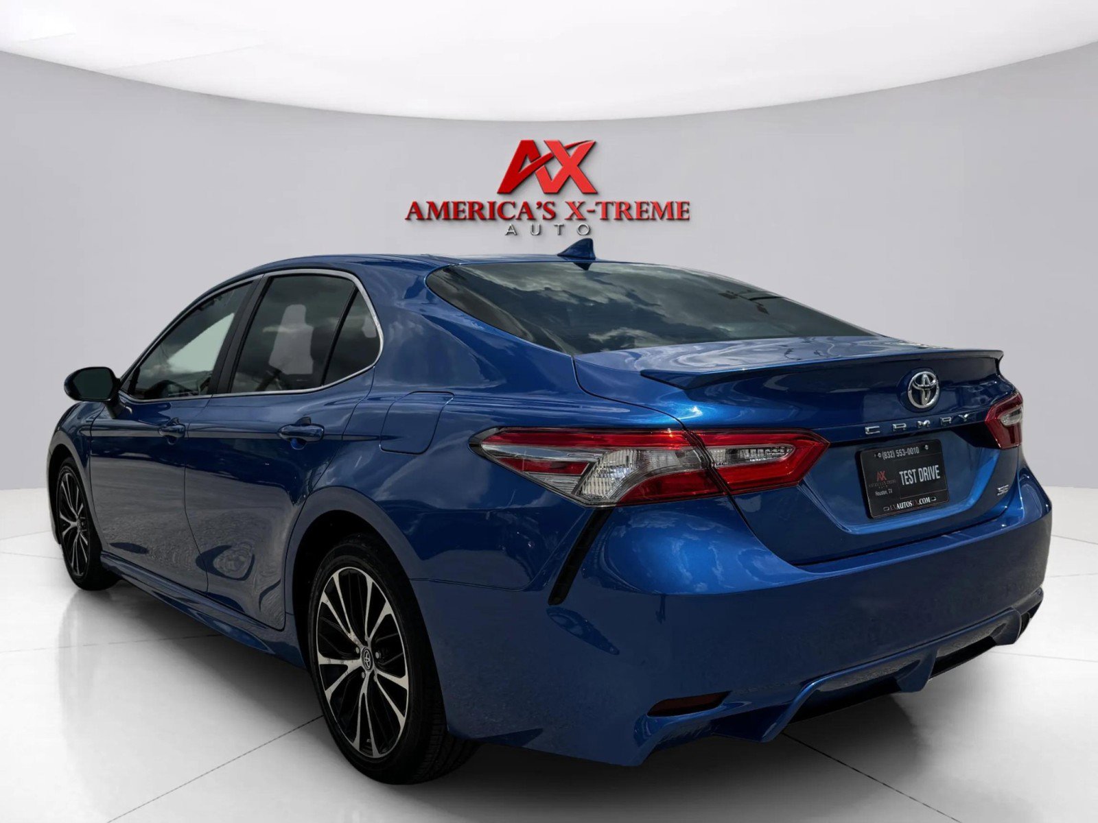 2019 Toyota Camry SE photo 3