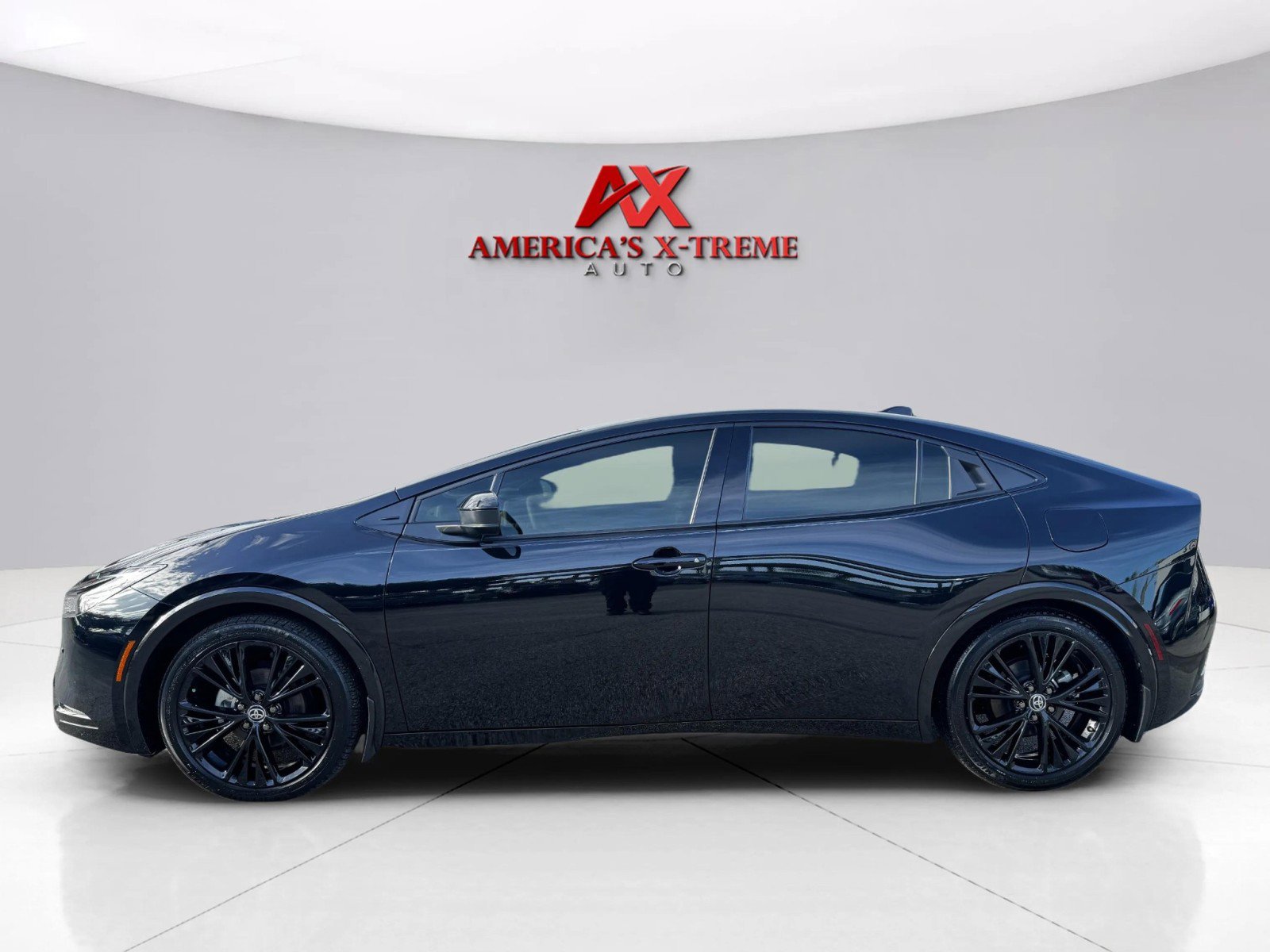 2025 Toyota Prius LE photo 2