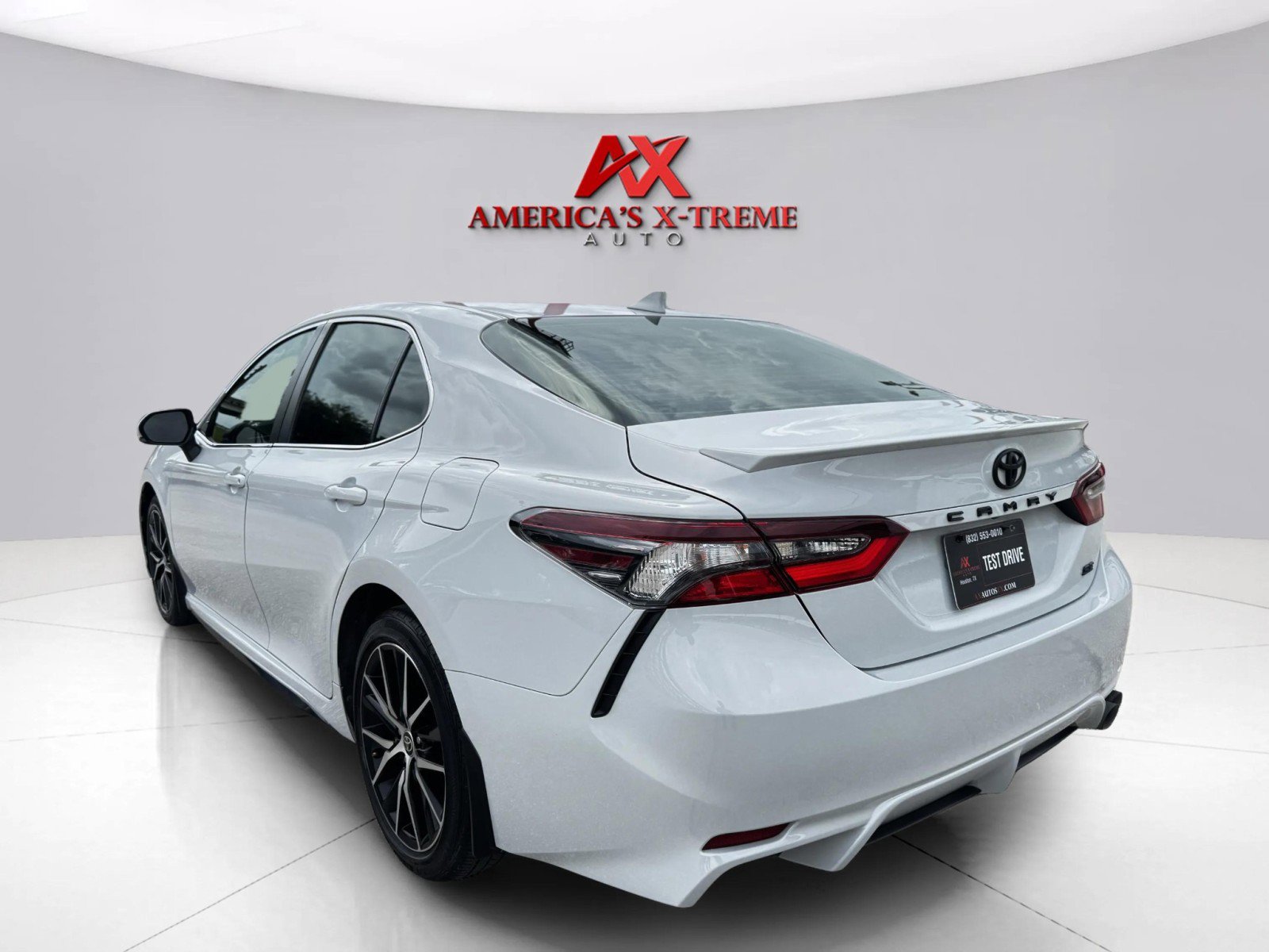 2023 Toyota Camry SE photo 3