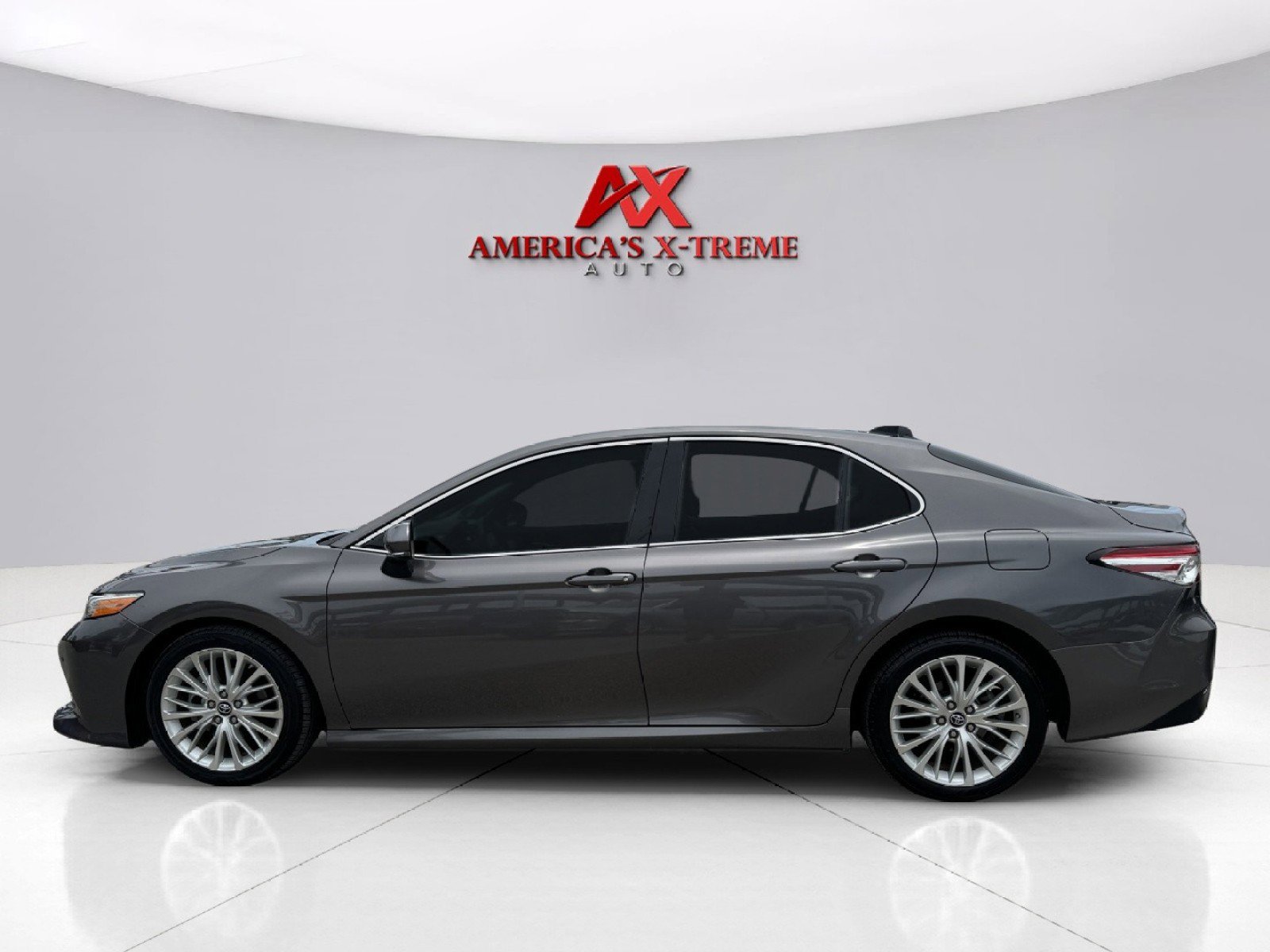 2018 Toyota Camry XLE V6 photo 2