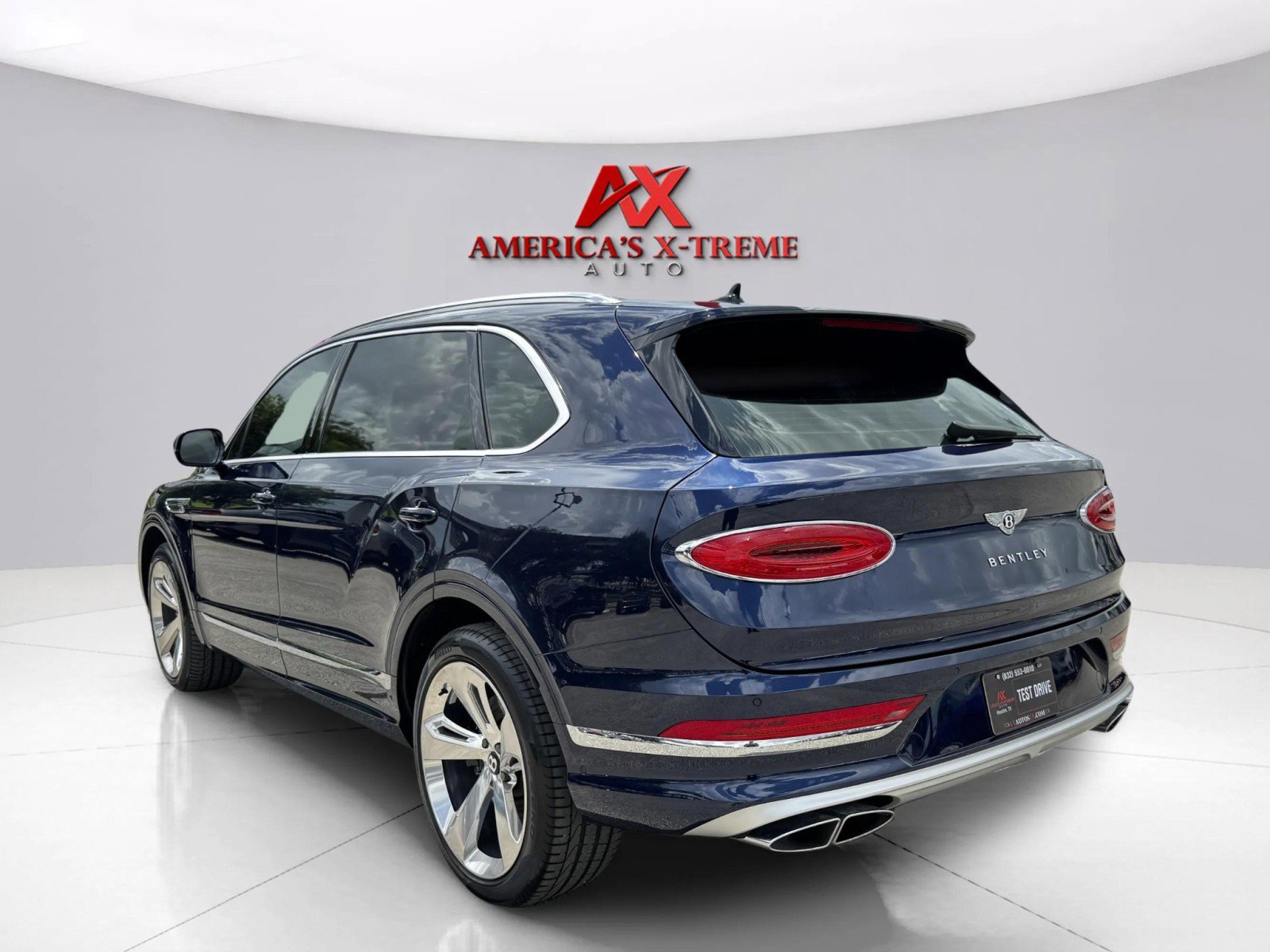 2023 Bentley Bentayga EWB photo 3