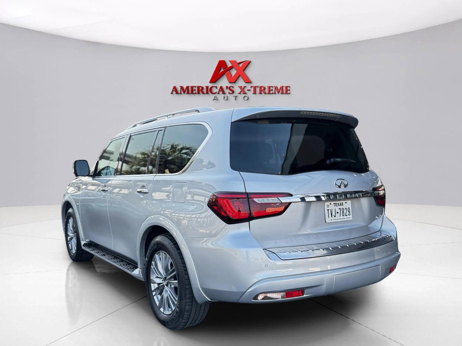 2018 Infiniti QX80 photo 2