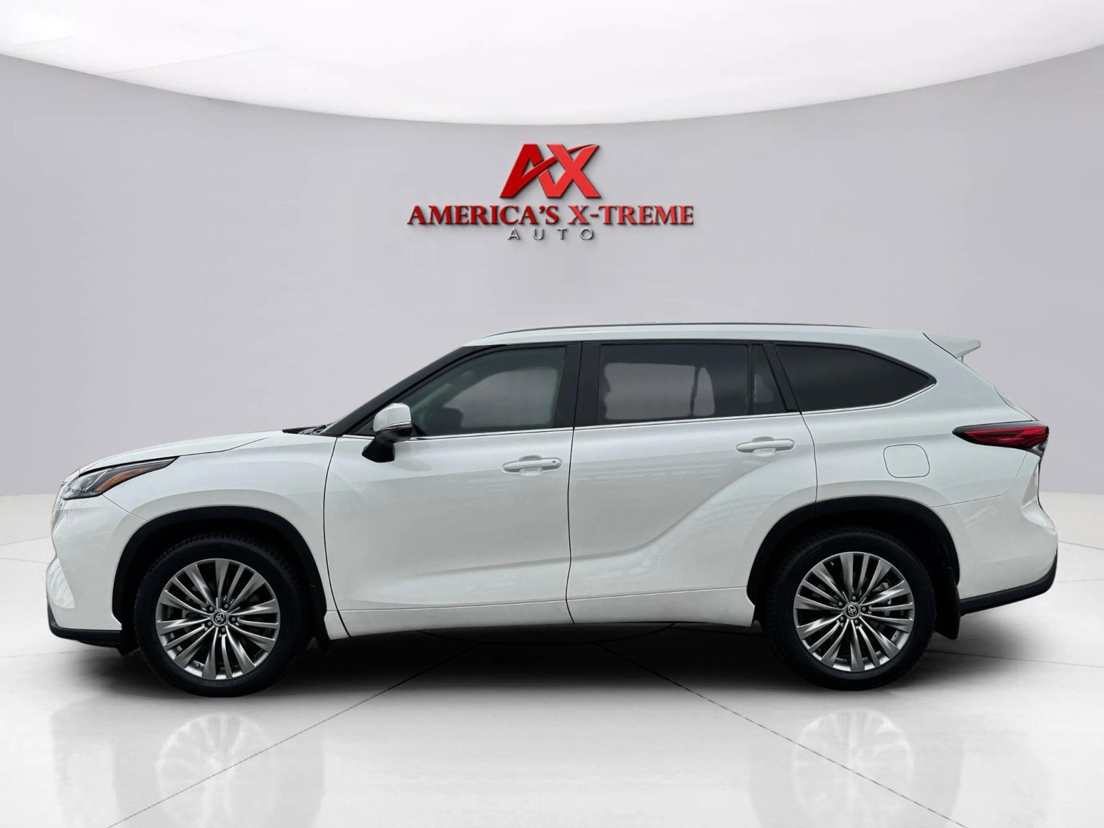 2021 Toyota Highlander Platinum photo 2