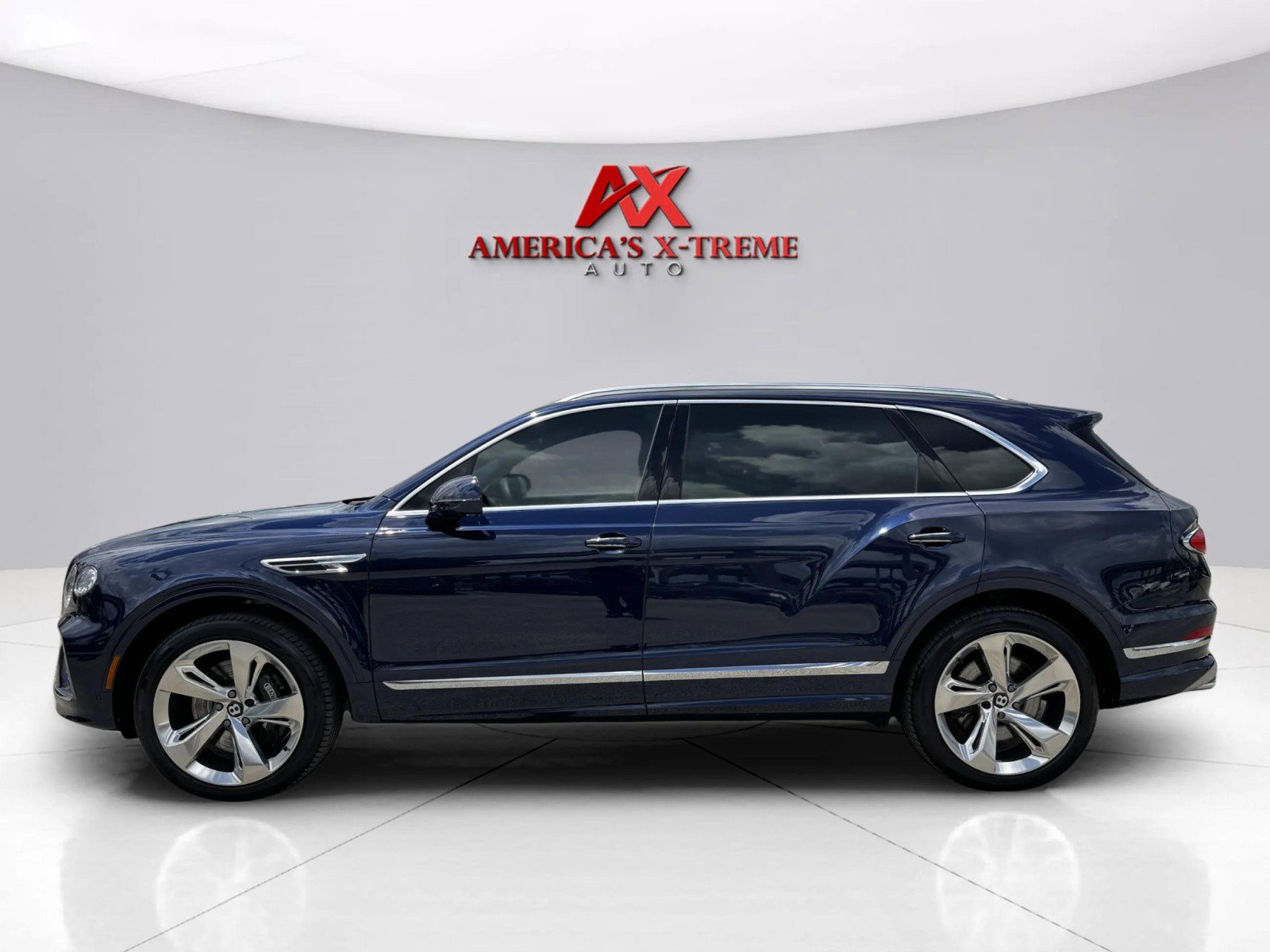2023 Bentley Bentayga EWB photo 2
