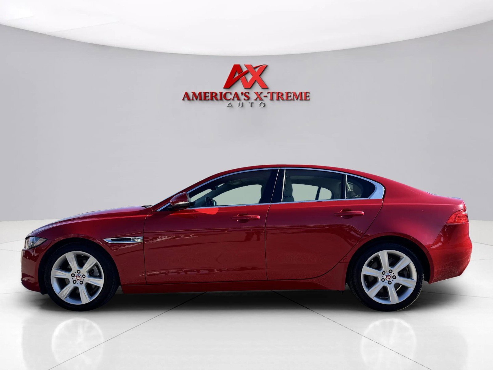 2019 Jaguar XE Premium photo 2