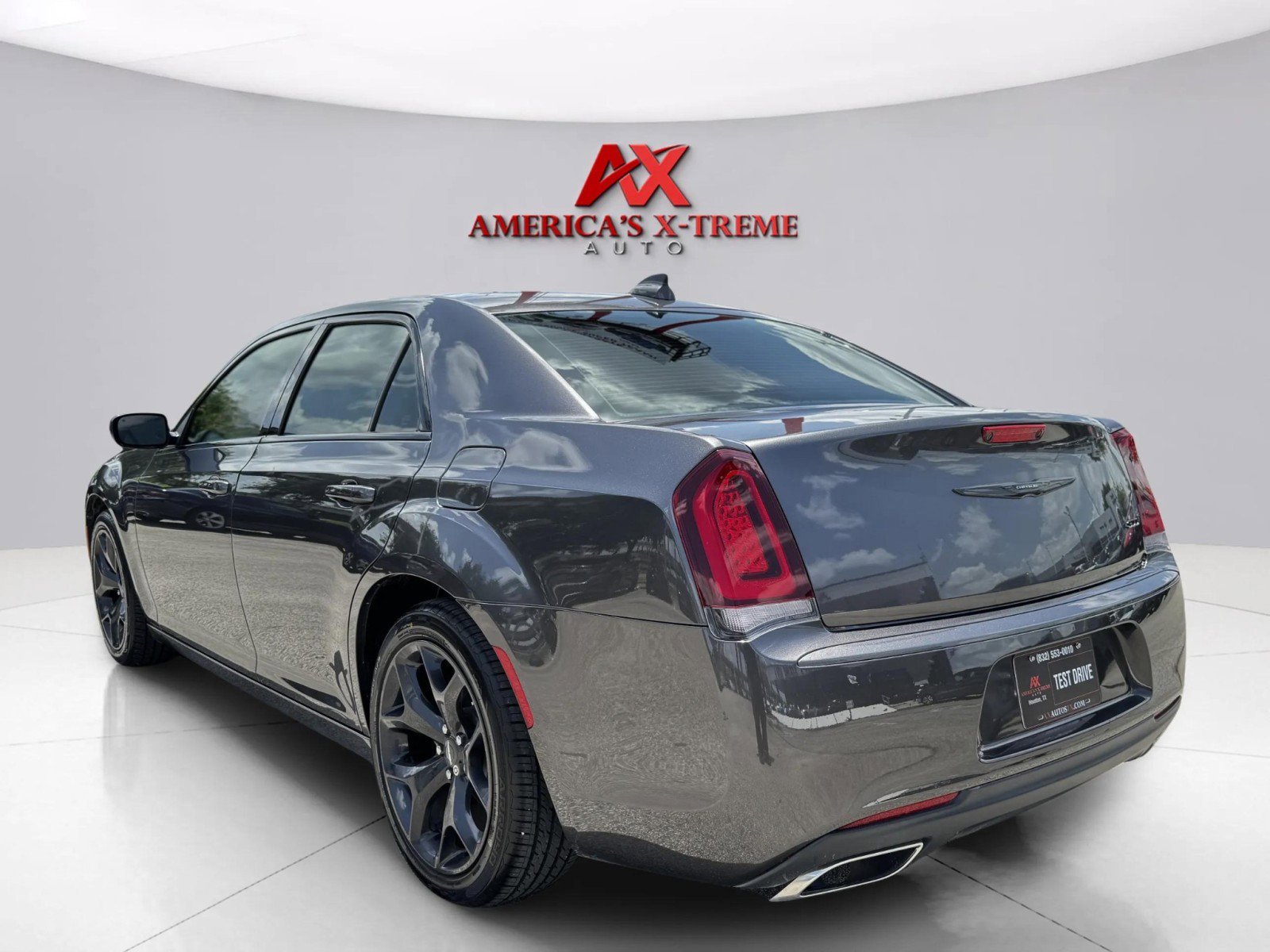 2022 Chrysler 300 Touring photo 3