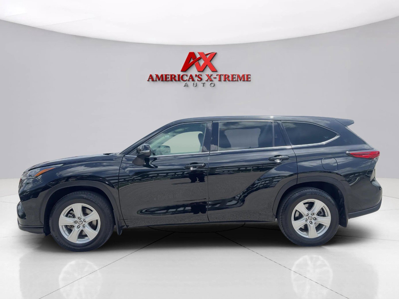 2020 Toyota Highlander L photo 2