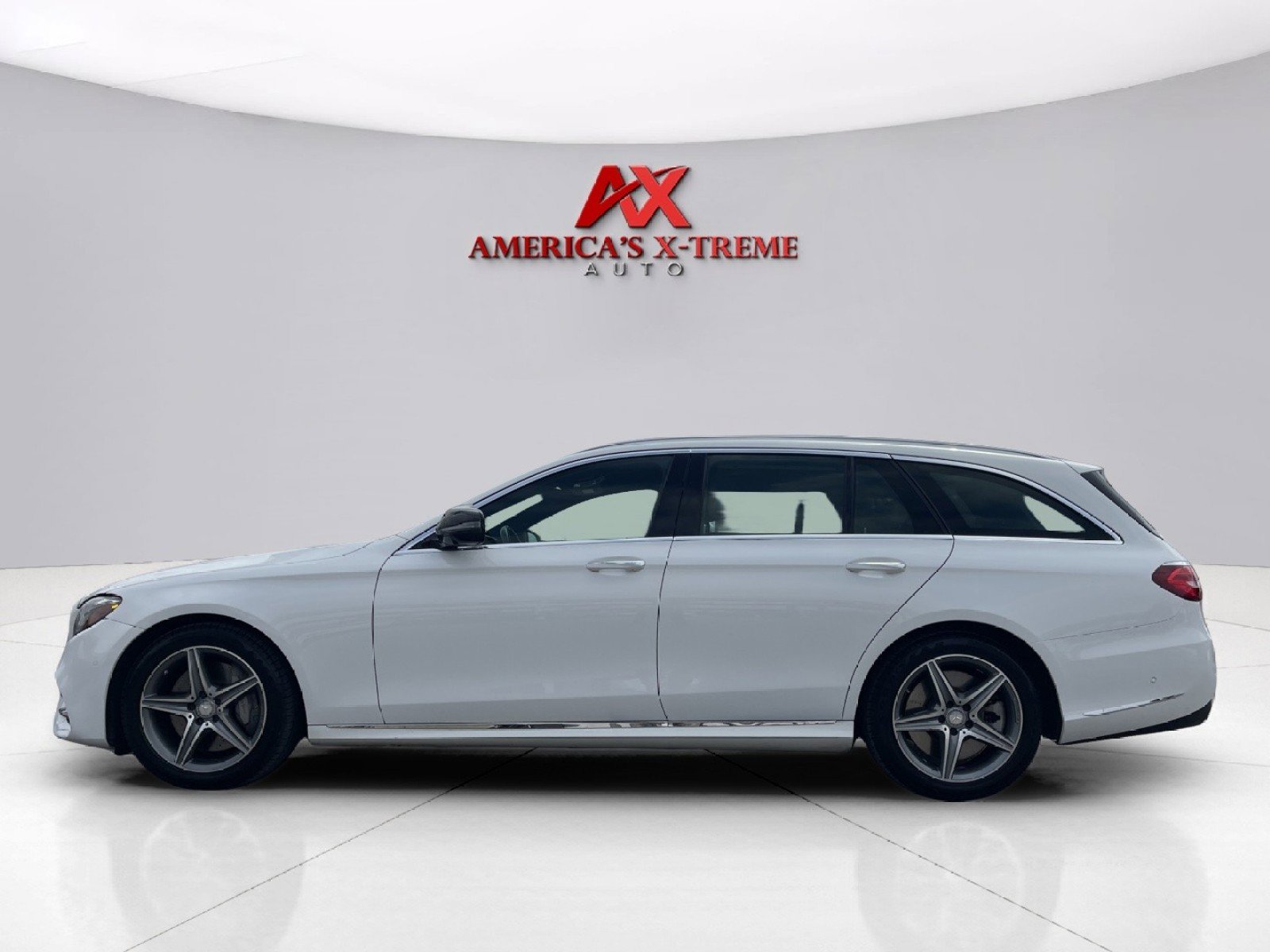 2017 Mercedes Benz E 400 4MATIC Wagon photo 2