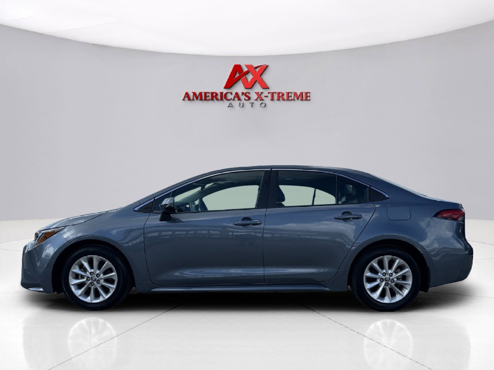 2021 Toyota Corolla XLE photo 2