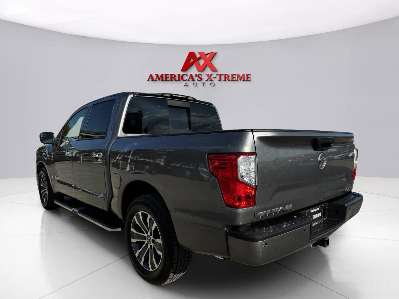 2017 Nissan Titan SL photo 3