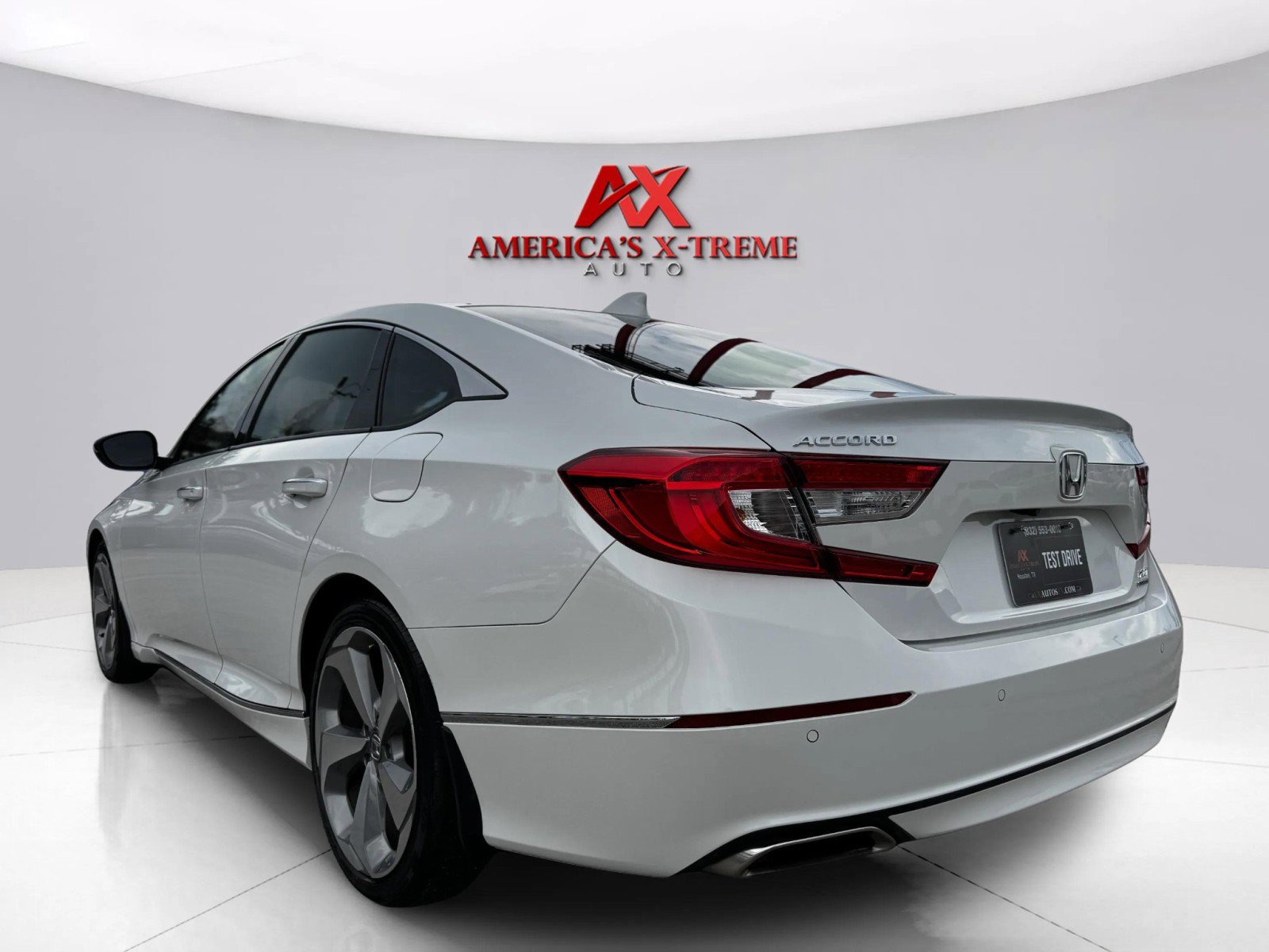 2018 Honda Accord Touring 2.0T photo 3