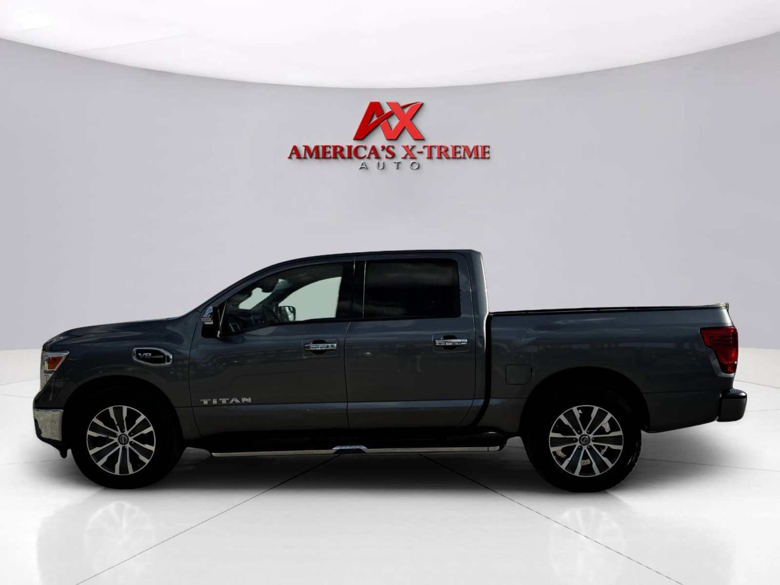 2017 Nissan Titan SL photo 2