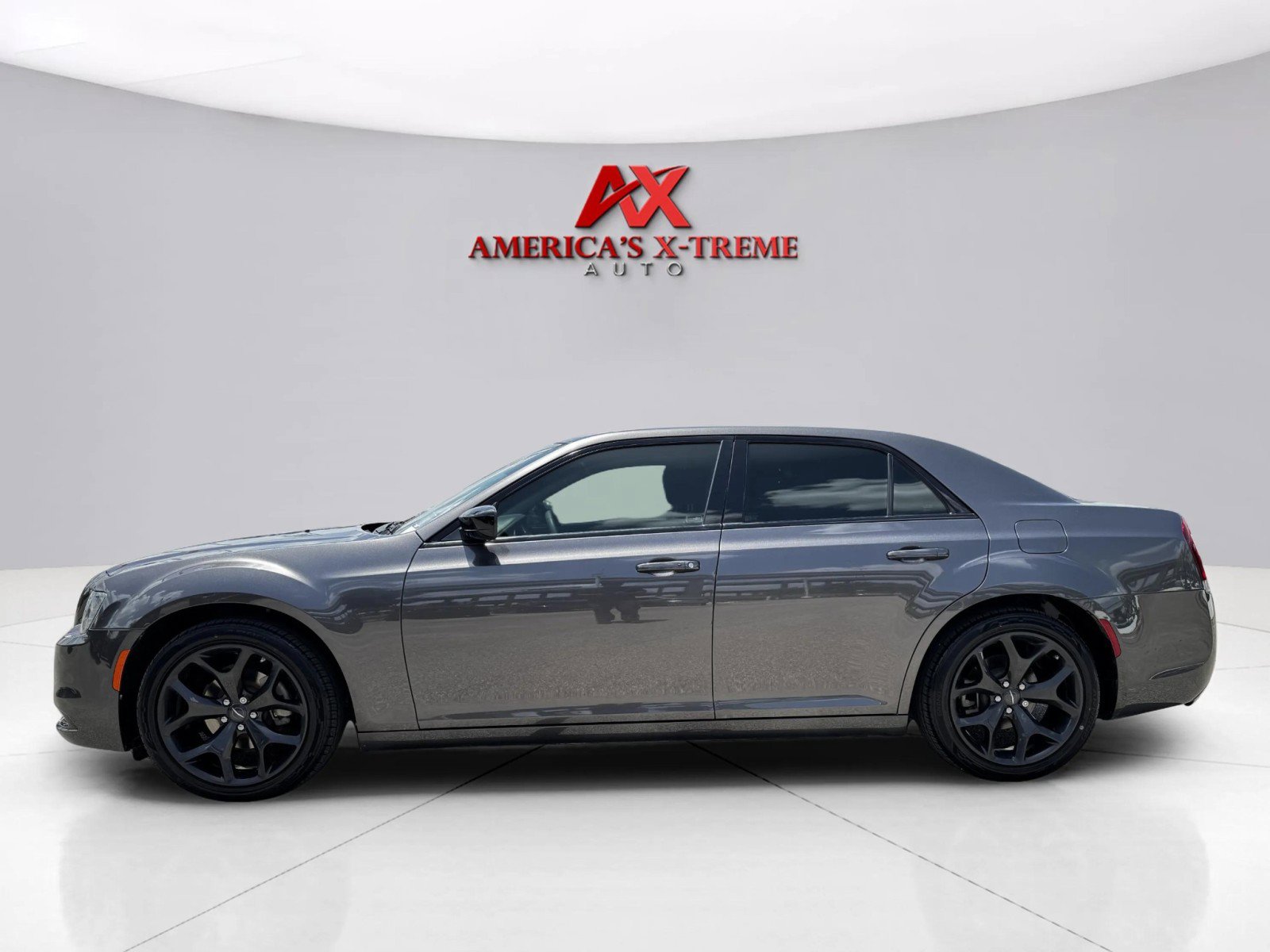 2022 Chrysler 300 Touring photo 2