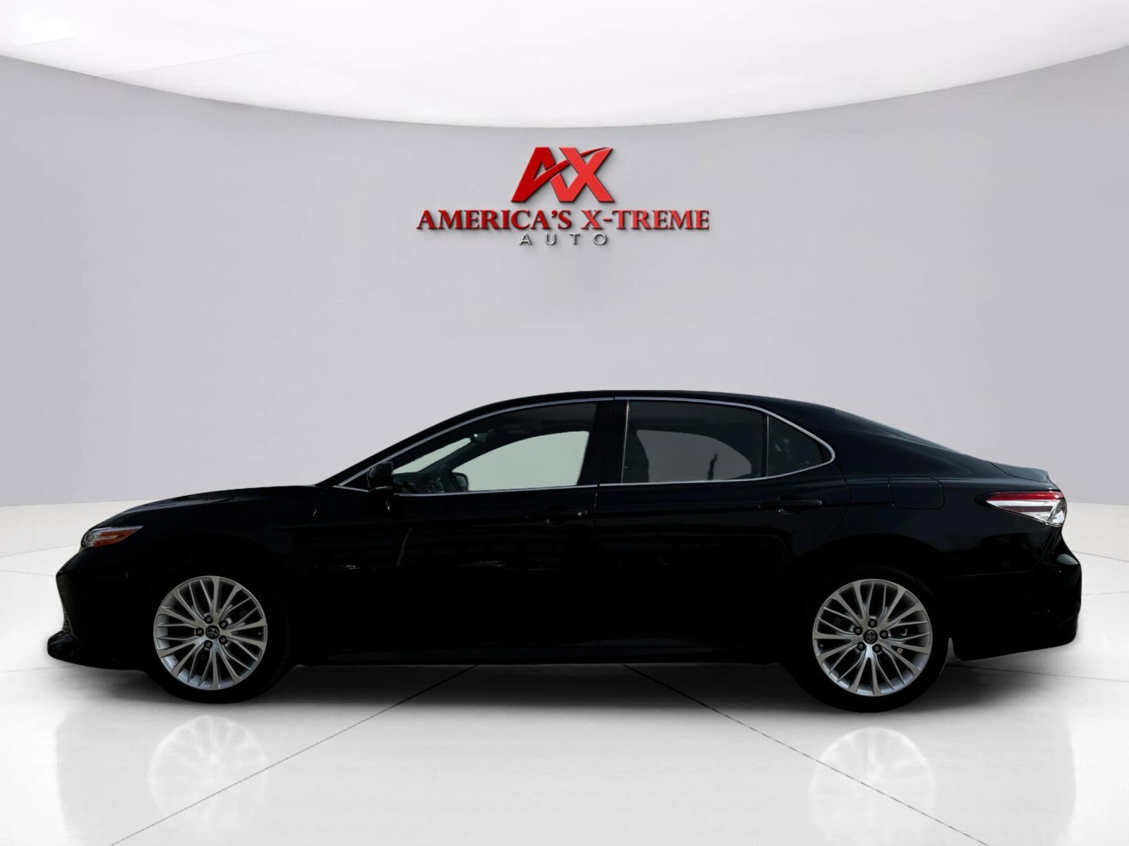 2019 Toyota Camry XLE photo 2