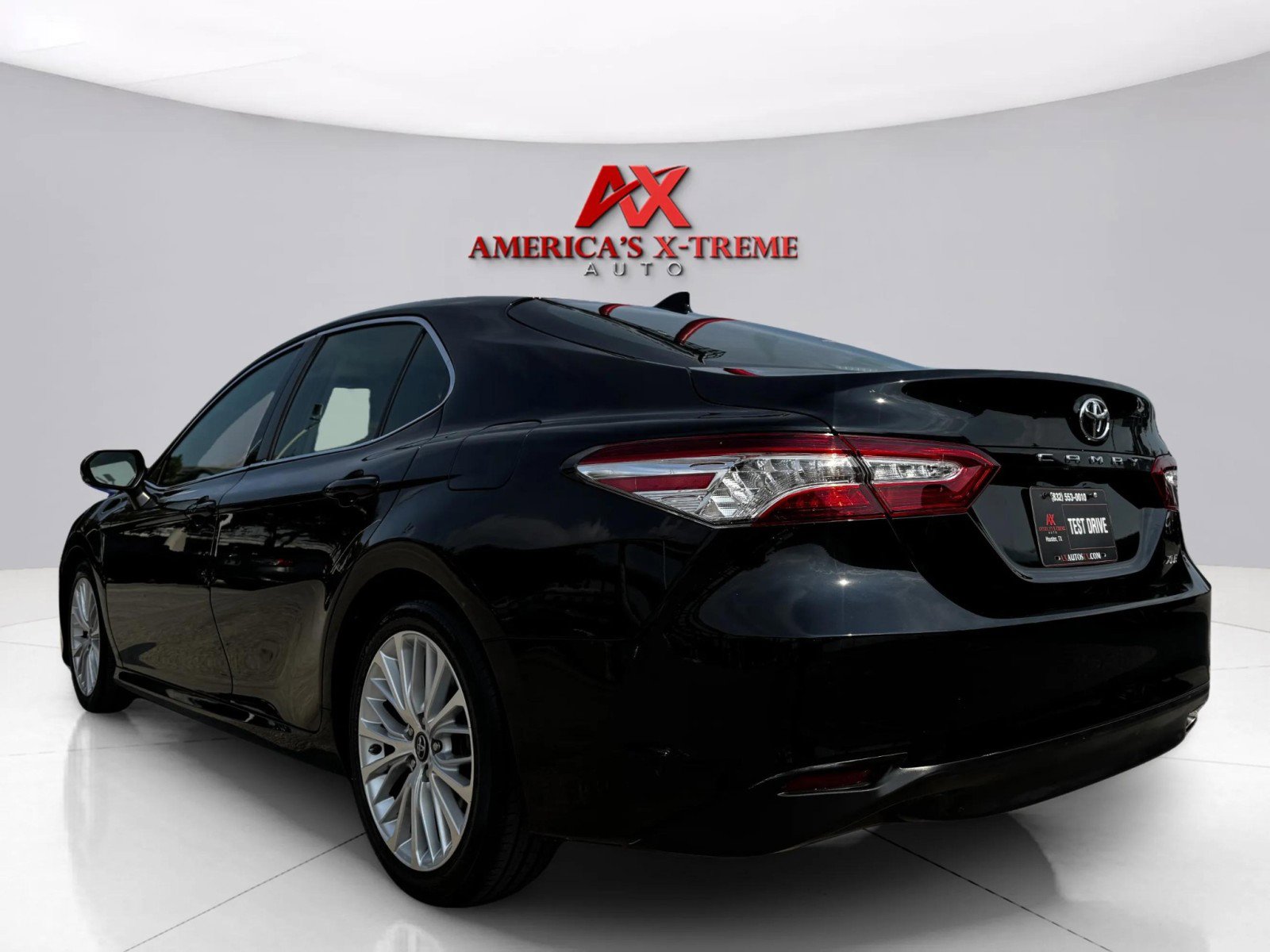 2019 Toyota Camry XLE photo 3