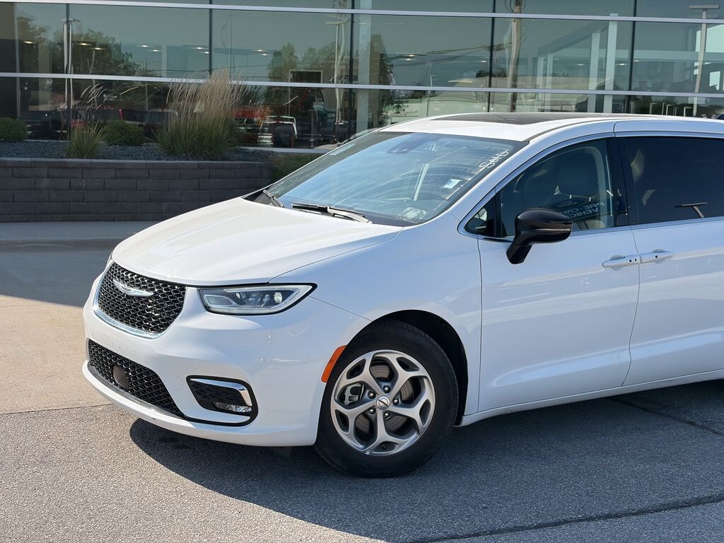Used 2024 Chrysler Pacifica Limited Minivan/Van