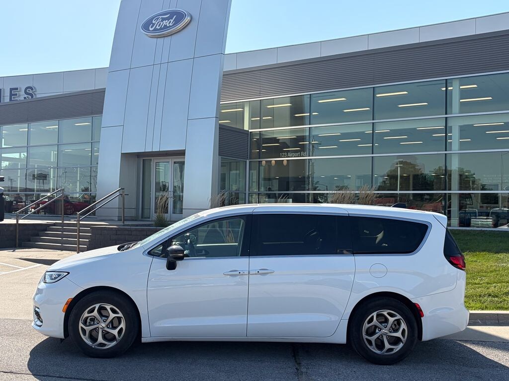 Used 2024 Chrysler Pacifica Limited Minivan/Van
