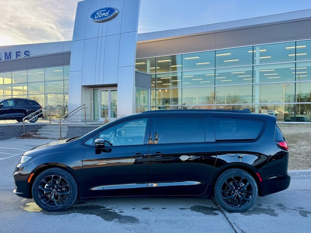 Used 2025 Chrysler Pacifica Limited Minivan/Van