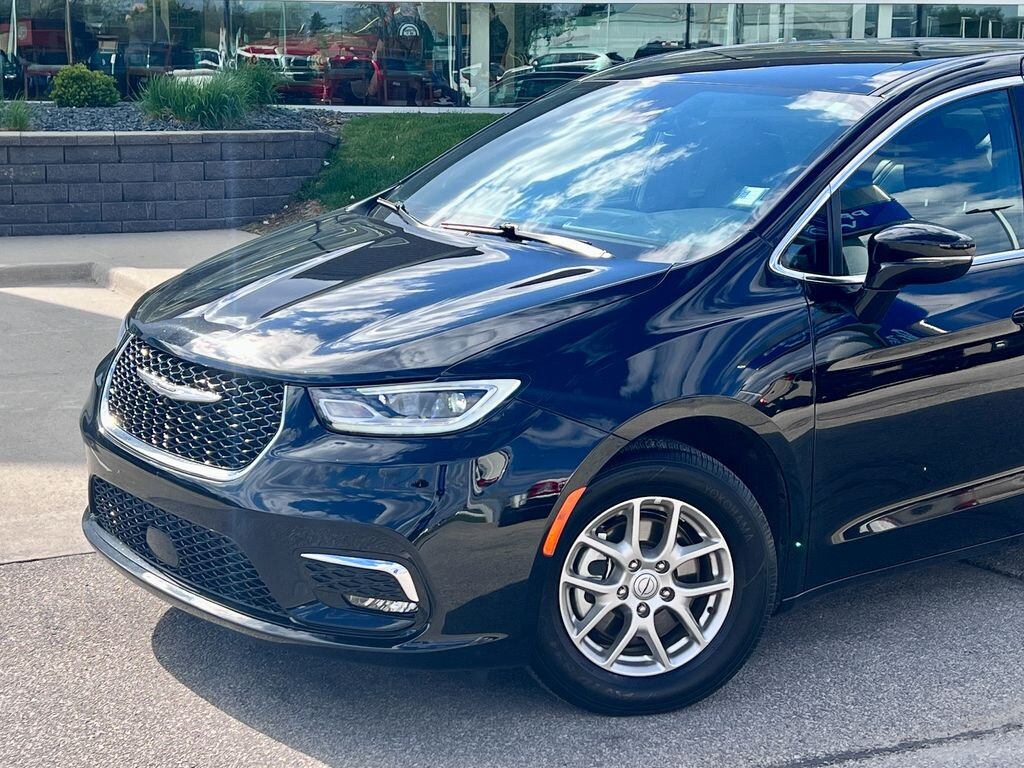 Certified 2026 Chrysler Pacifica Select Minivan/Van