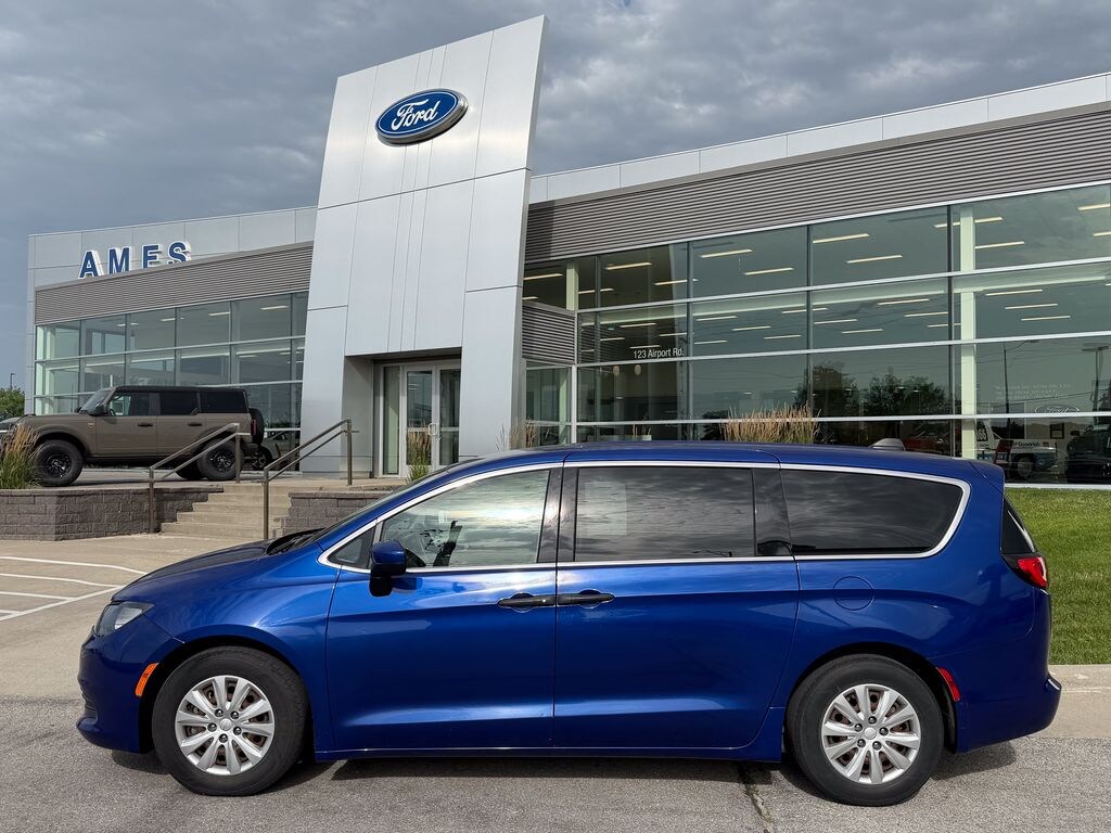 Used 2018 Chrysler Pacifica L Minivan/Van