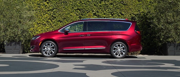2017_Chrysler Pacifica Limited_Side view.jpg